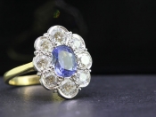 STUNNING CEYLON SAPPHIRE AND DIAMOND 18 CARAT GOLD CLUSTER RING