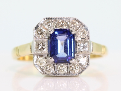STUNNING SAPPHIRE AND DIAMOND 18 CARAT GOLD CLUSTER RING