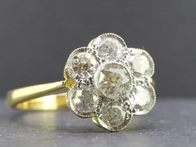 STUNNING VINTAGE DIAMOND DAISY PLATINUM AND 18 CARAT GOLD RING