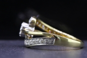 BEAUTIFUL DIAMOND DAISY SPLIT SHOULDER 18 CARAT GOLD RING