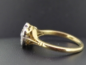 PRETTY DIAMOND DAISY CLUSTER 18 CARAT GOLD RING
