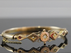 ATTRACTIVE RUBY DIAMOND SEED PEARL GOLD BANGLE