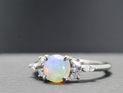 BEAUTIFUL OPAL AND DIAMOND PLATINUM RING