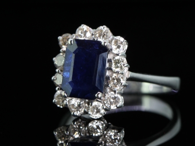 RARE AUSTRALIAN SAPPHIRE AND DIAMOND 18 CARAT GOLD CLUSTER RING