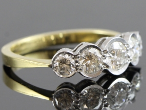 STUNNING FIVE STONE DIAMOND 18 CARAT GOLD RING