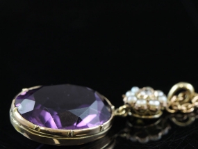 STUNNING AMETHYST, SEED PEARL AND DIAMOND 9 CARAT GOLD PENDANT AND CHAIN