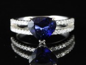 STUNNING 1.00 CARAT SAPPHIRE AND DIAMOND CHEVRON 18 CARAT GOLD RING