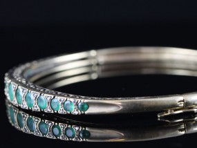 WONDERFUL EMERALD AND DIAMOND BANGLE HANDCRAFTED IN 9 CARAT GOLD