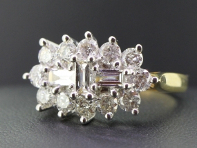 STUNNING BAGUETTE AND ROUND BRILLIANT CUT DIAMOND 18 CARAT GOLD RING