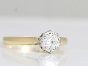 BEAUTIFUL VINTAGE 18 CARAT GOLD AND PLATINUM SOLITAIRE ENGAGEMENT RING