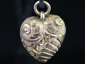 PRETTY EDWARDIAN HEART ENGRAVED 15 CARAT GOLD PENDANT