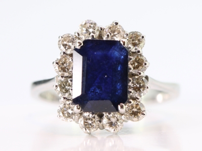 RARE AUSTRALIAN SAPPHIRE AND DIAMOND 18 CARAT GOLD CLUSTER RING