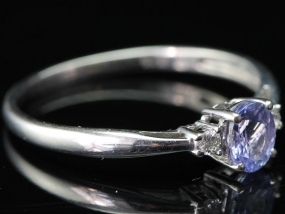 BEAUTIFUL OVAL CUT TANZANITE AND DIAMOND 9 CARAT GOLD TRILOGY RING