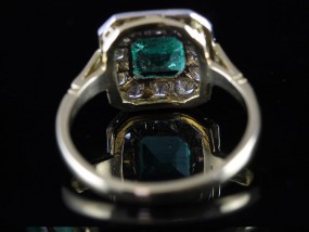 WONDERFUL ART DECO INSPIRED EMERALD AND DIAMOND 18 CARAT GOLD RING