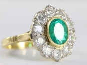  A MESMERISING EMERALD AND DIAMOND CLUSTER 18 CARAT GOLD RING