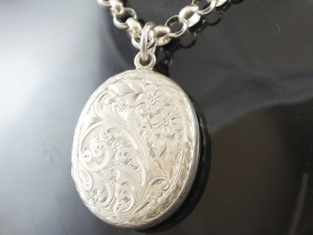 STYLISH VINTAGE SILVER LOCKET AND CHAIN