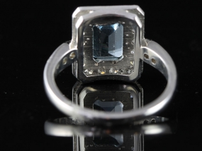 STUNNNING ART DECO INSPIRED AQUAMARINE AND DIAMOND 18 CARAT GOLD RNG