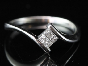 STYLISH PRINCESS CUT DIAMOND 18 CARAT WHITE GOLD RING