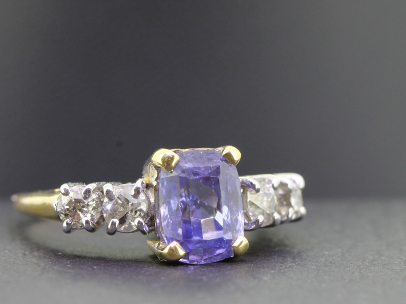 Enchanting sapphire and diamond 18 carat gold ring