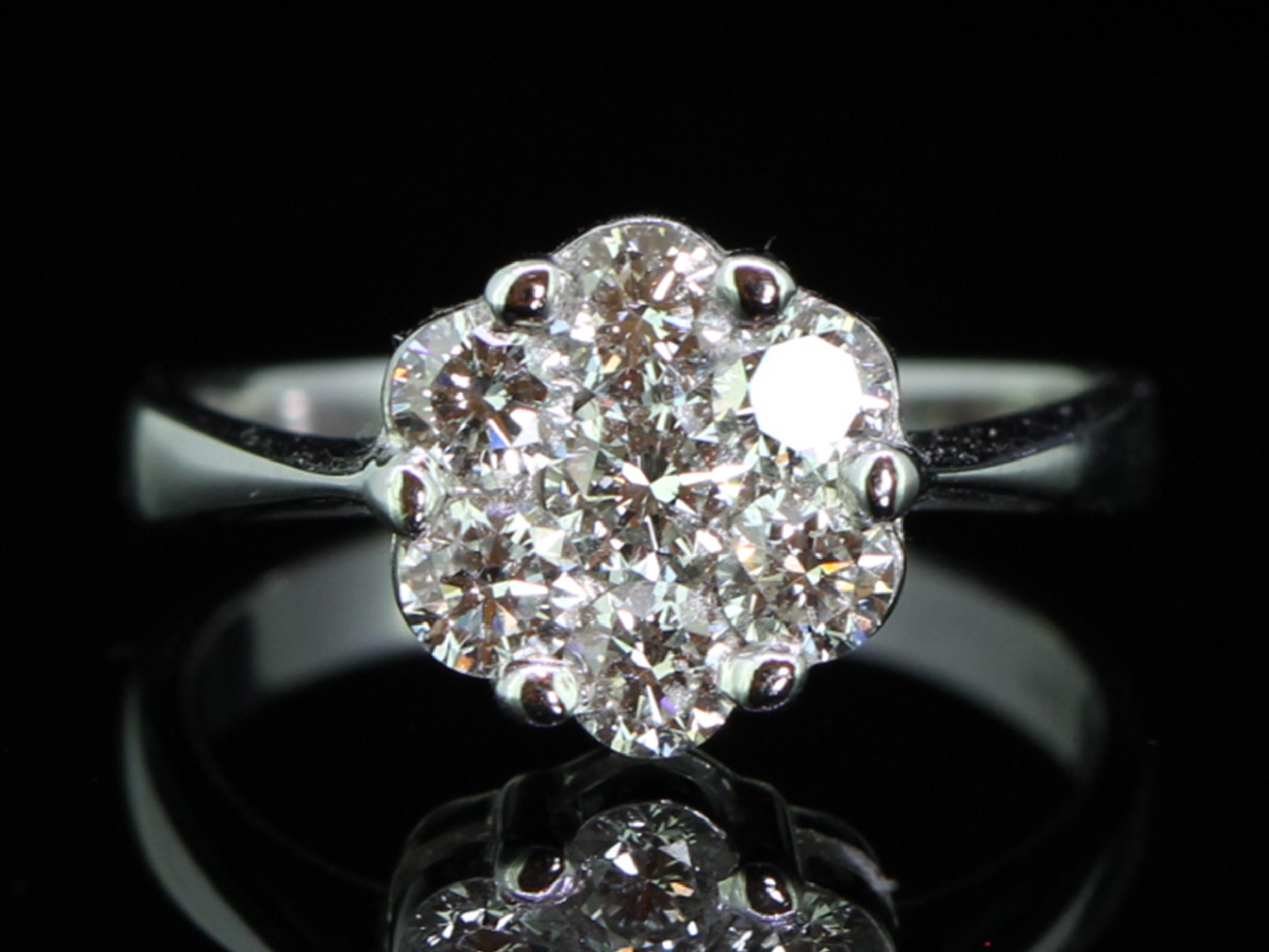 Stunning diamond 18 carat gold daisy ring