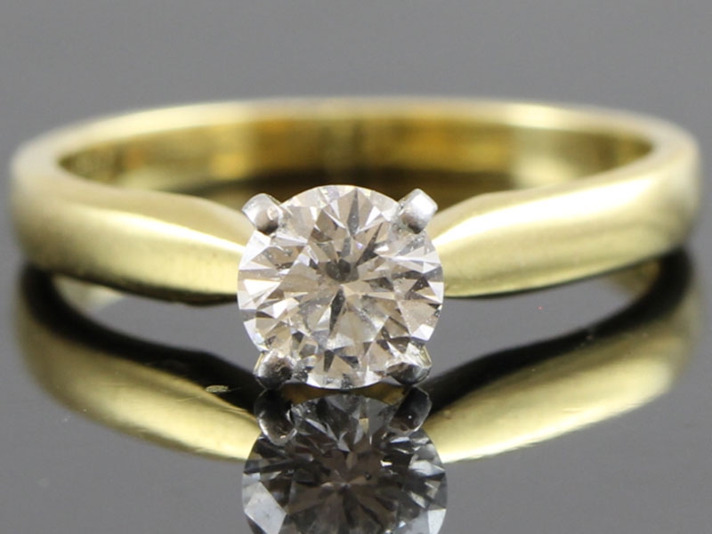 Luxurious diamond solitaire 18 carat gold ring