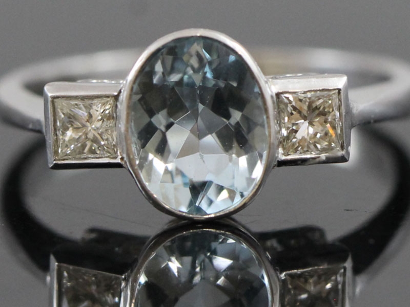 Beautiful aquamarine and diamond 18 carat gold ring