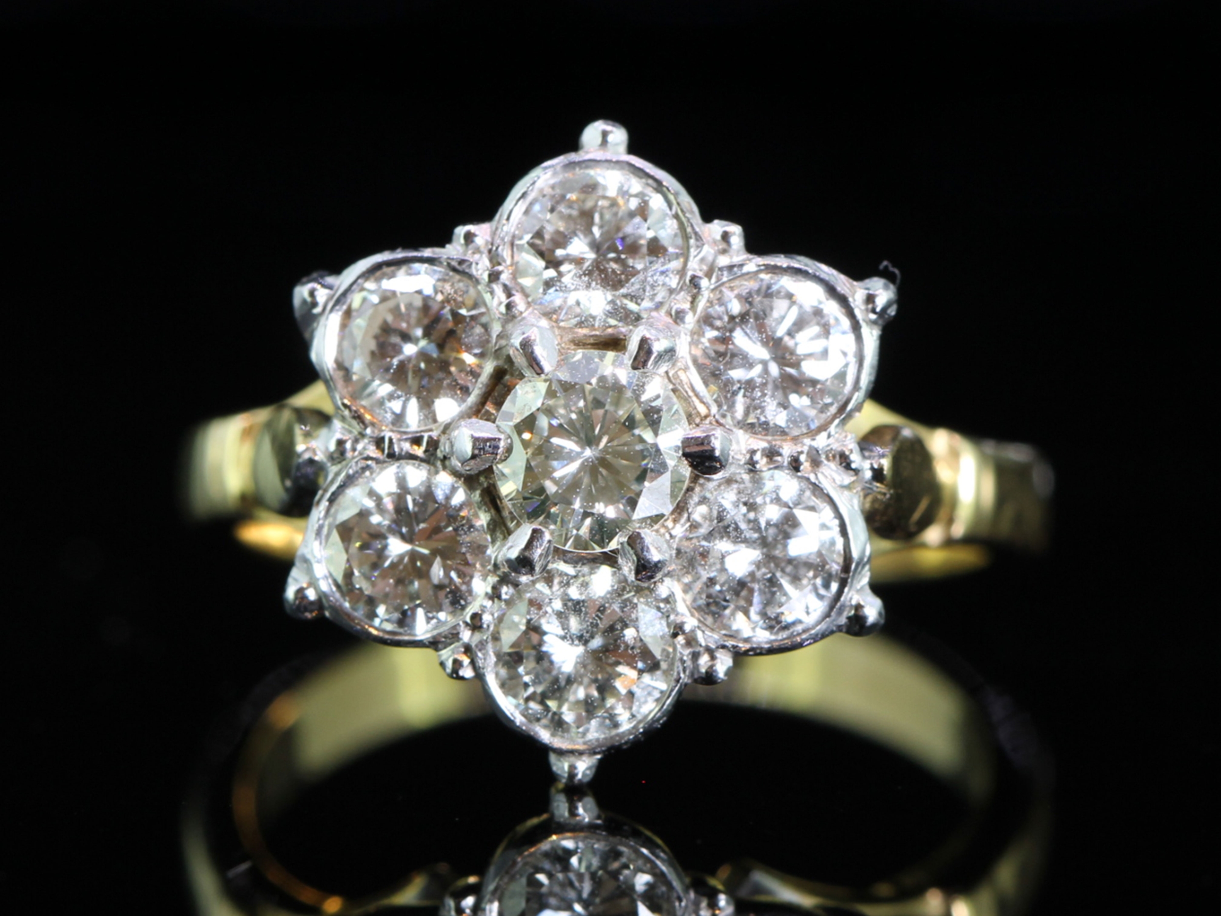 Stunning seven stone diamond daisy 18 carat gold ring