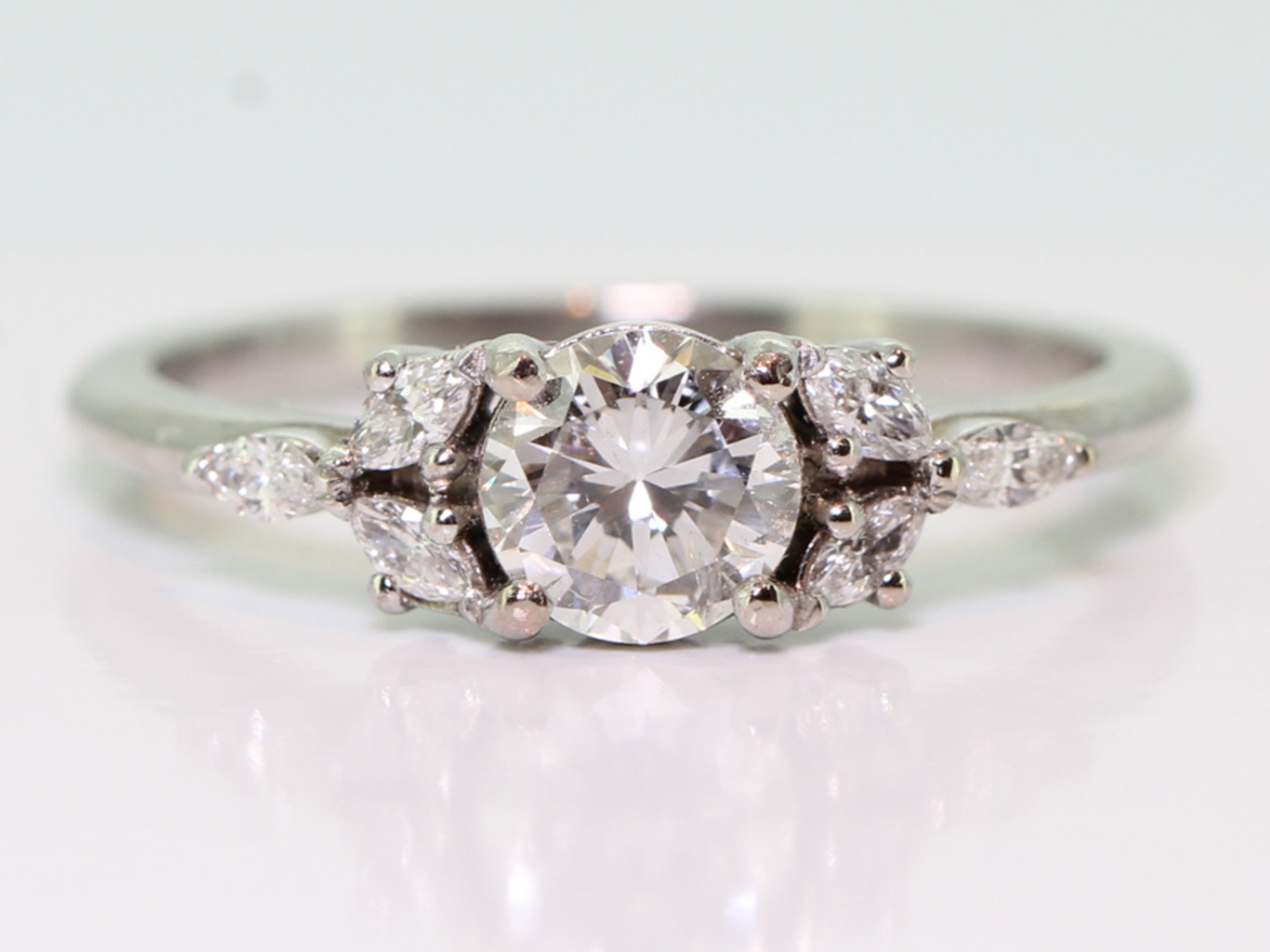 Graceful diamond 18 carat gold floral ring
