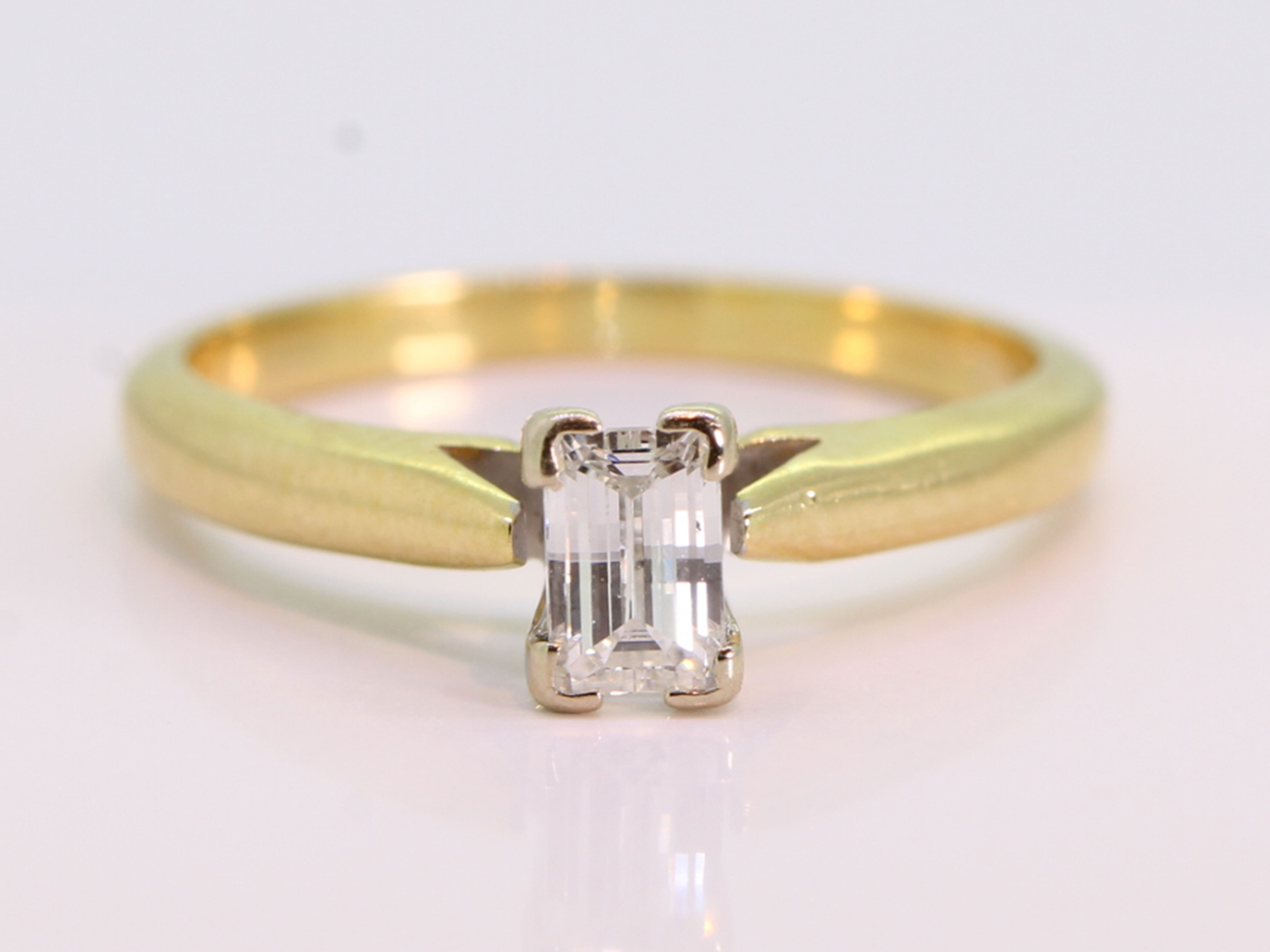 Beautiful 18ct yellow gold millennium cut diamond ring