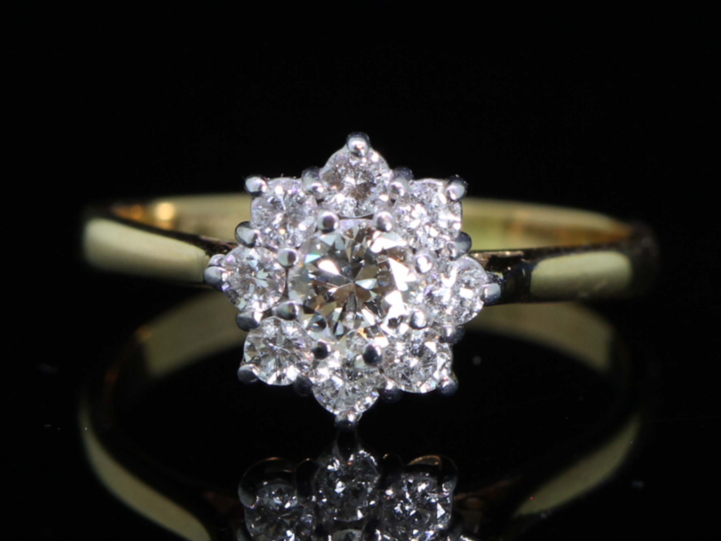 Gorgeous diamond 18 carat gold daisy ring