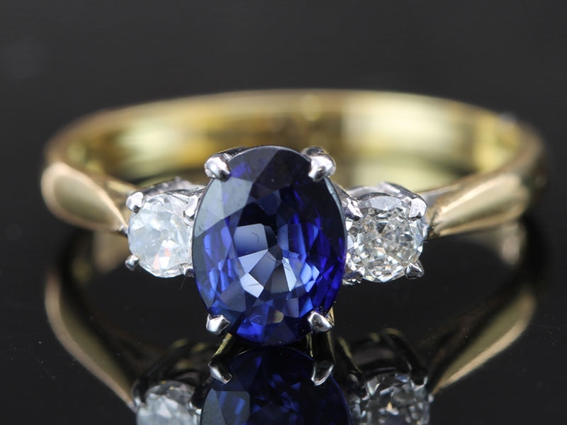 Wonderful sapphire and diamond trilogy 18 carat gold ring