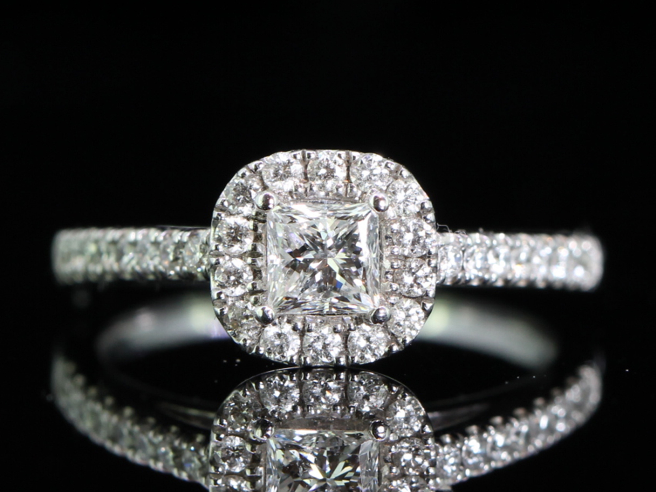 Stunning princess and brilliant cut diamond 18 carat gold halo ring