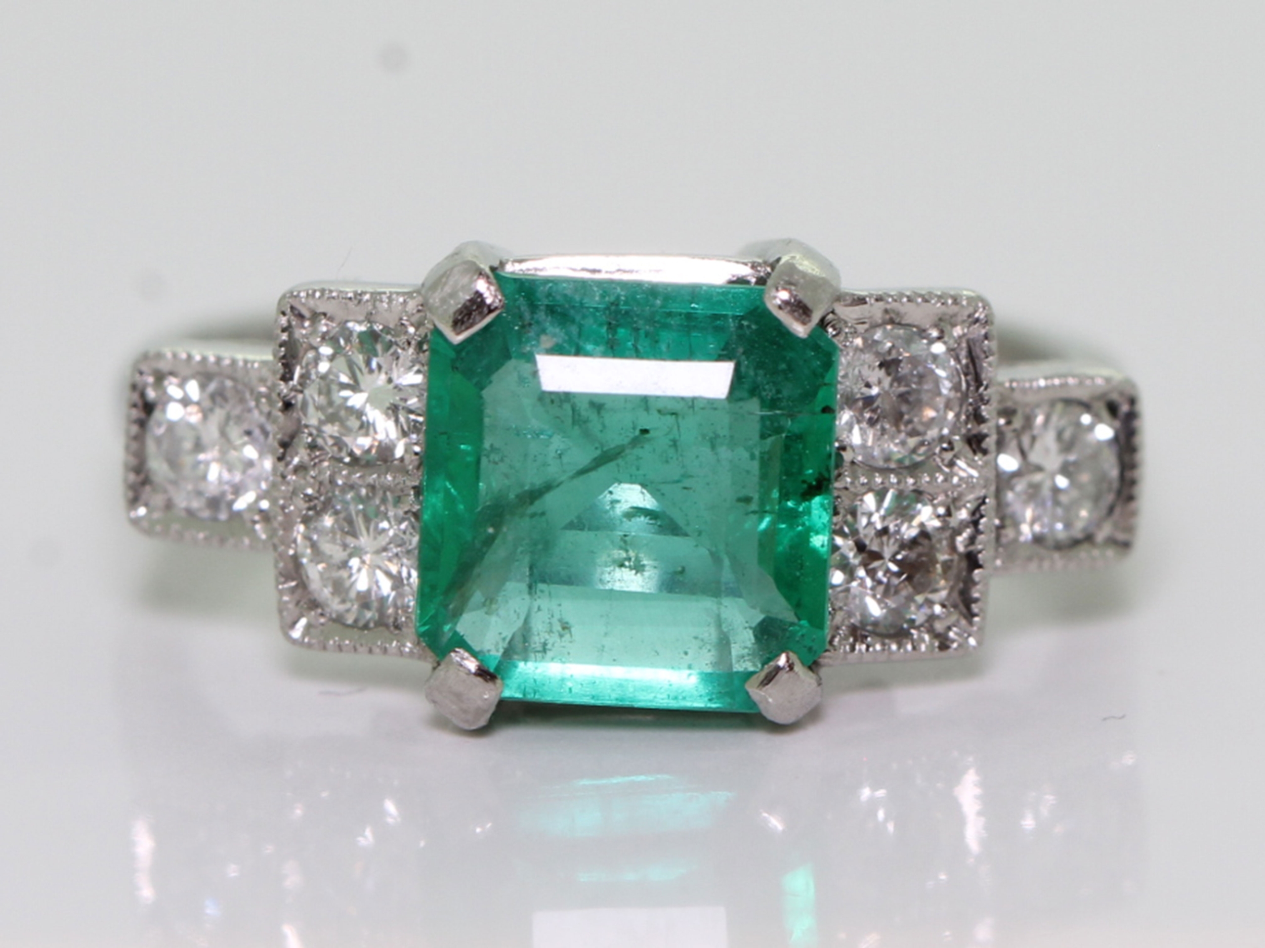 Gorgeous colombian emerald and diamond platinum ring