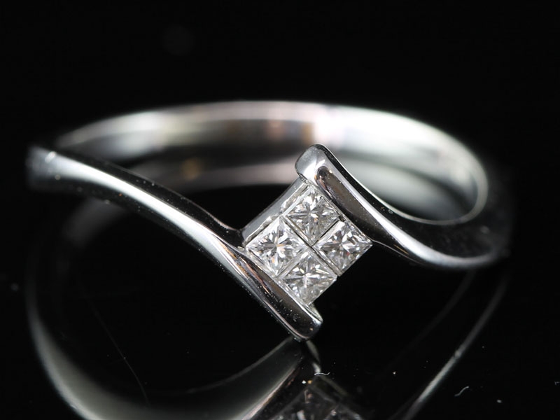Stylish princess cut diamond 18 carat white gold ring