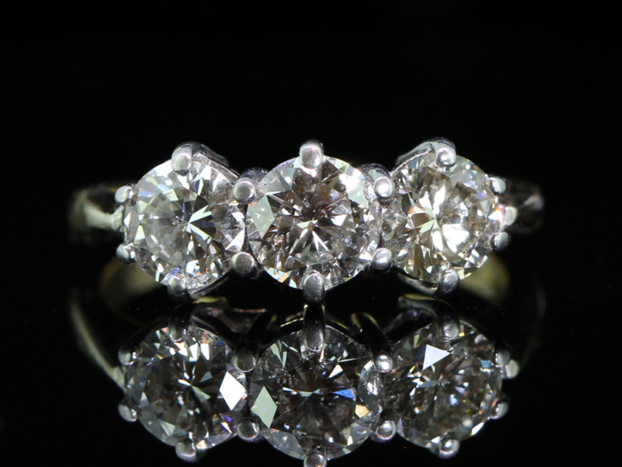 Gorgeous diamond 18 carat gold trilogy ring