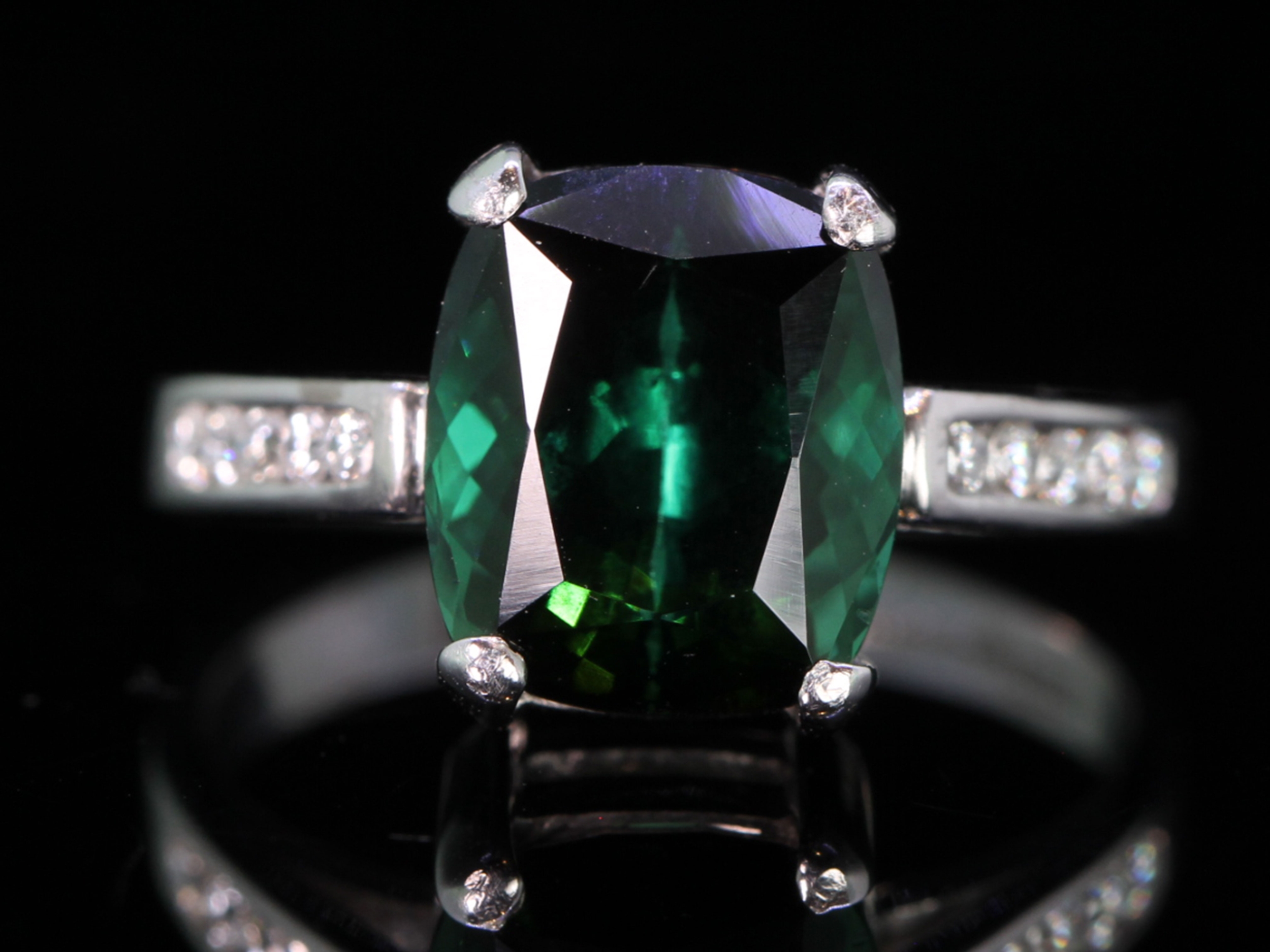 Vintage 5.2ct green tourmaline and diamond 18ct gold ring