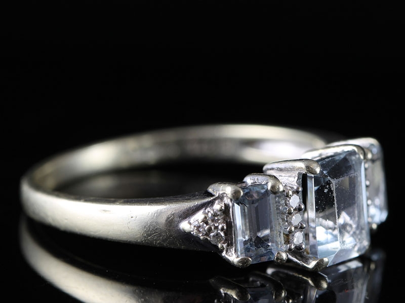  irresistable aquamarine and diamond 9 carat gold ring