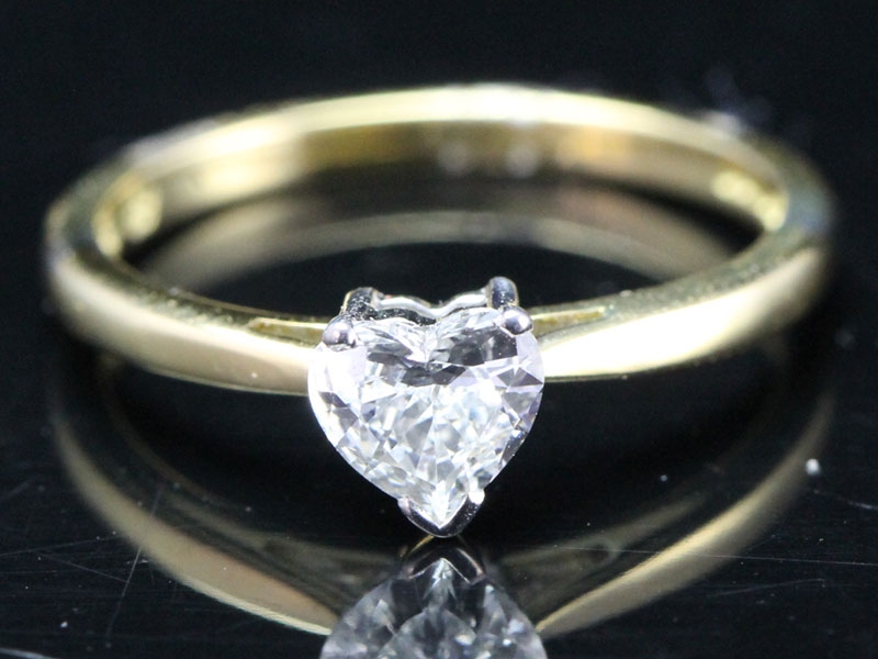 Charming heart shaped solitaire diamond 18 carat gold ring