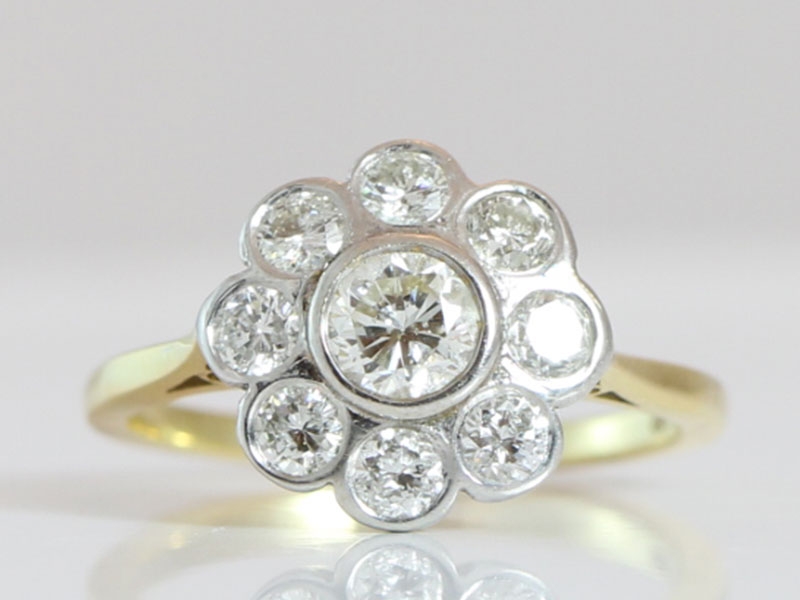 Stunning diamond daisy cluster 18 carat gold ring