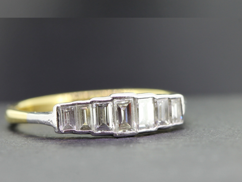 Stunning seven stone diamond 18 carat gold ring