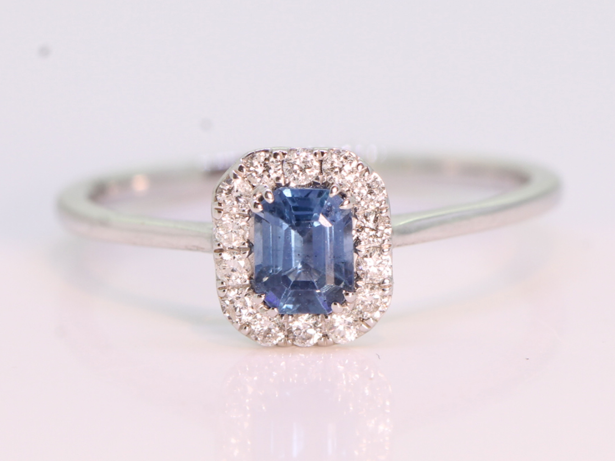 Beautiful sapphire and diamond cluster engagement 18ct gold ring