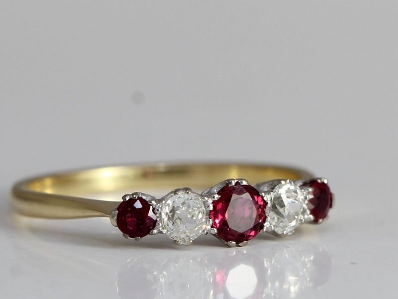 Gorgeous burmese ruby and diamond 18 carat gold and platinum ring