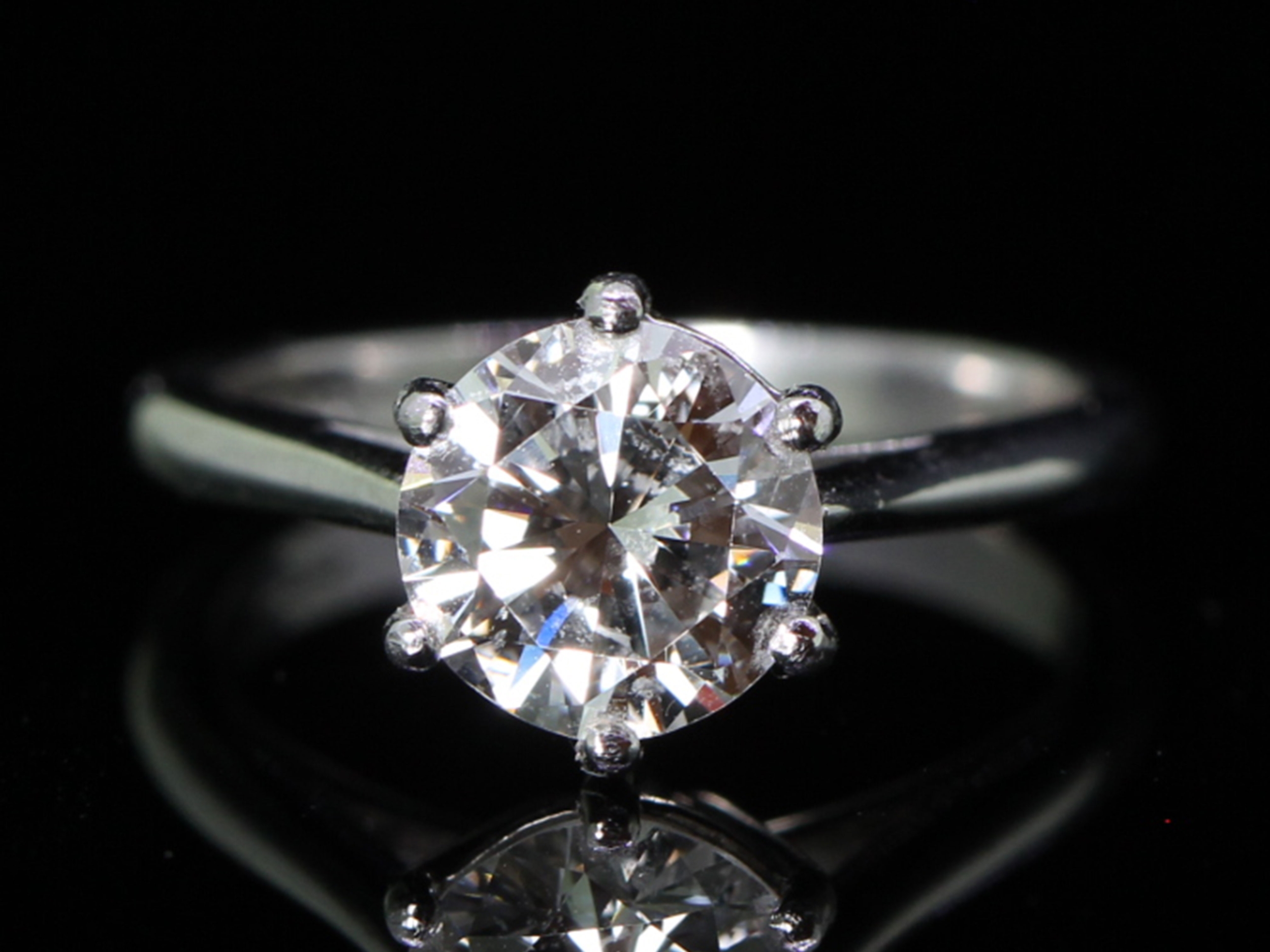 Stunning 1.89ct diamond solitaire platinum ring 