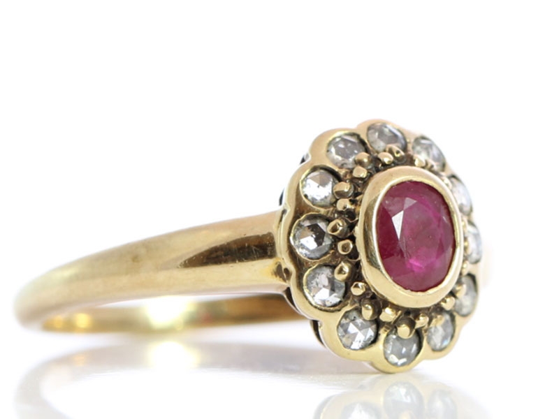 Beautiful antique ruby and diamond 9 carat gold ring