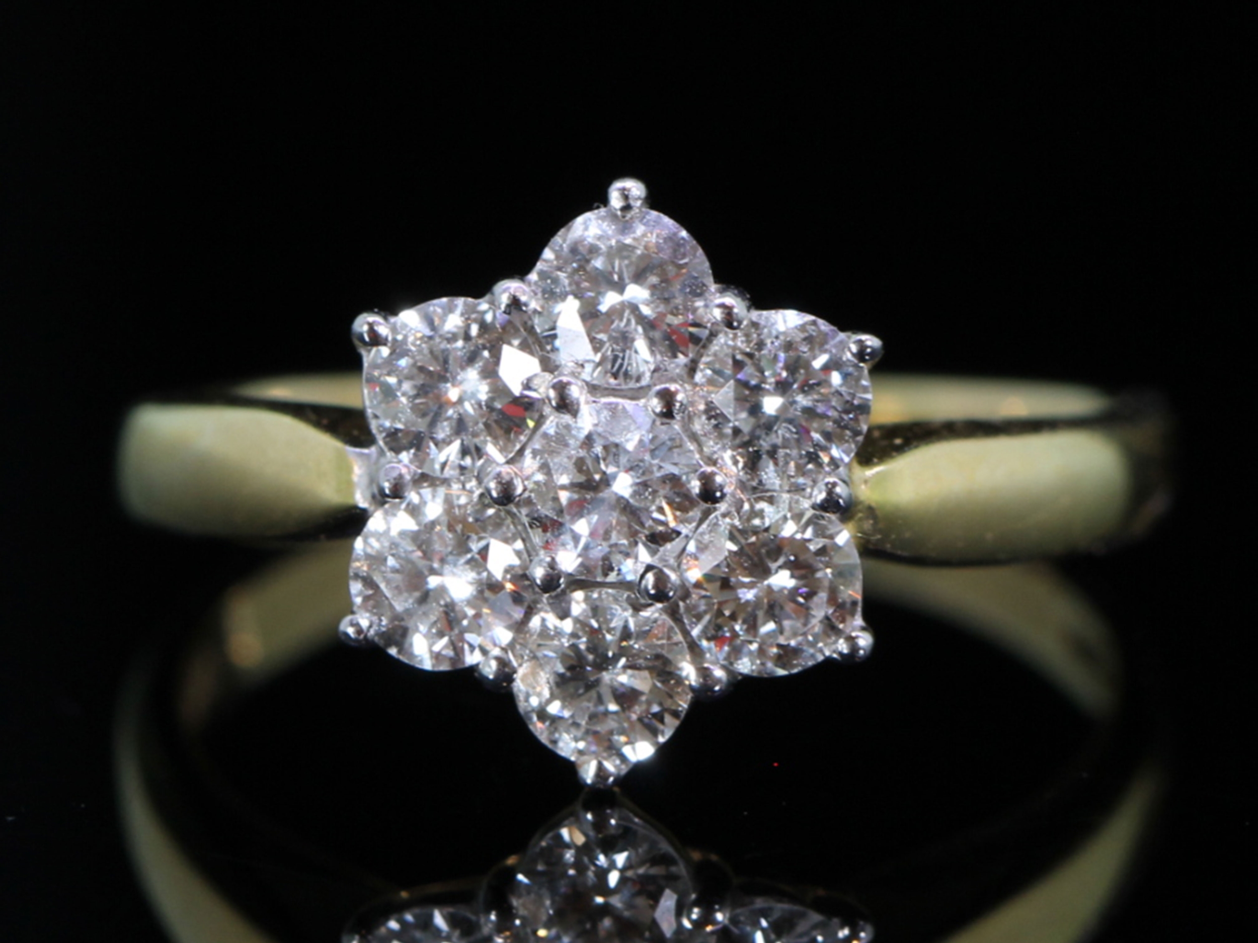 Vintage diamond daisy 18ct gold ring 