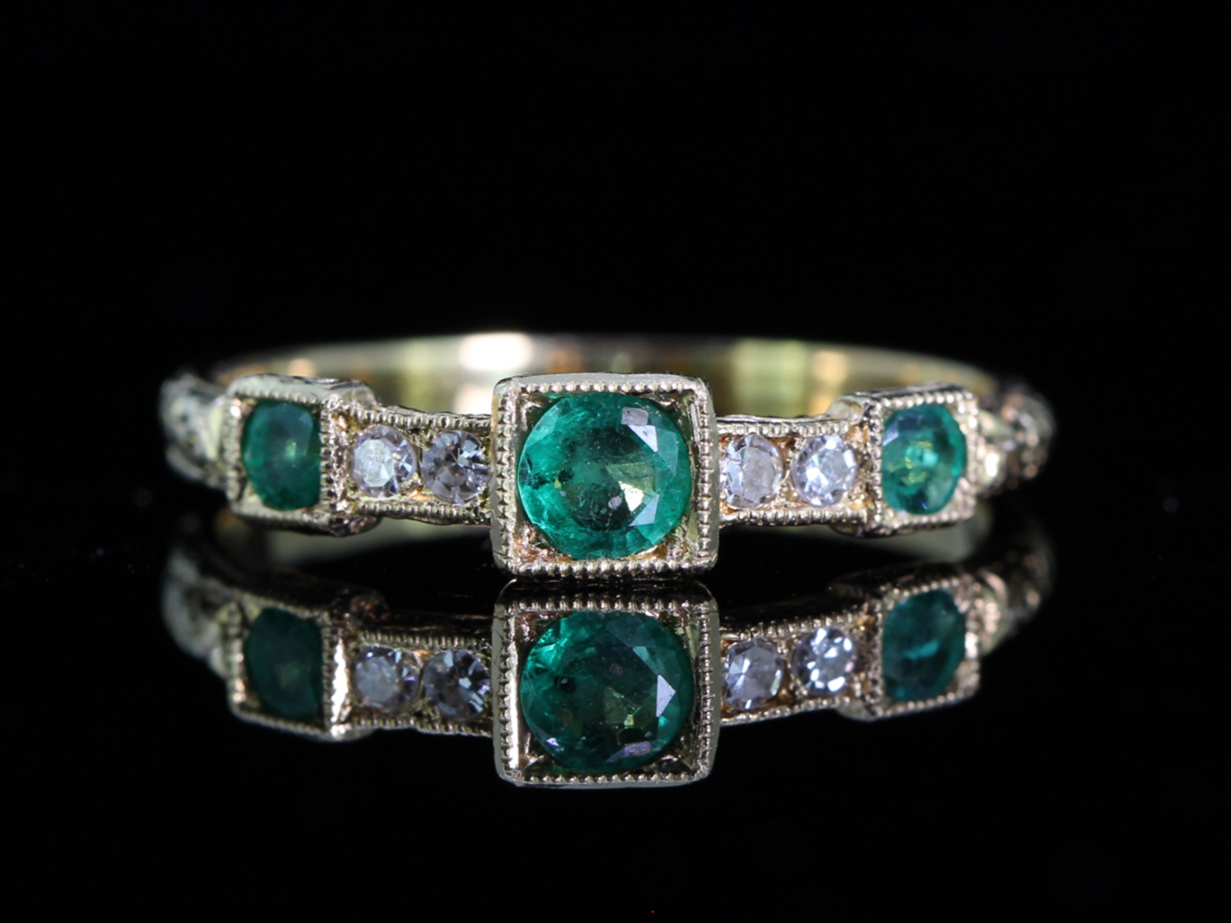 Wonderful colombian emerald and diamond 18 carat gold ring