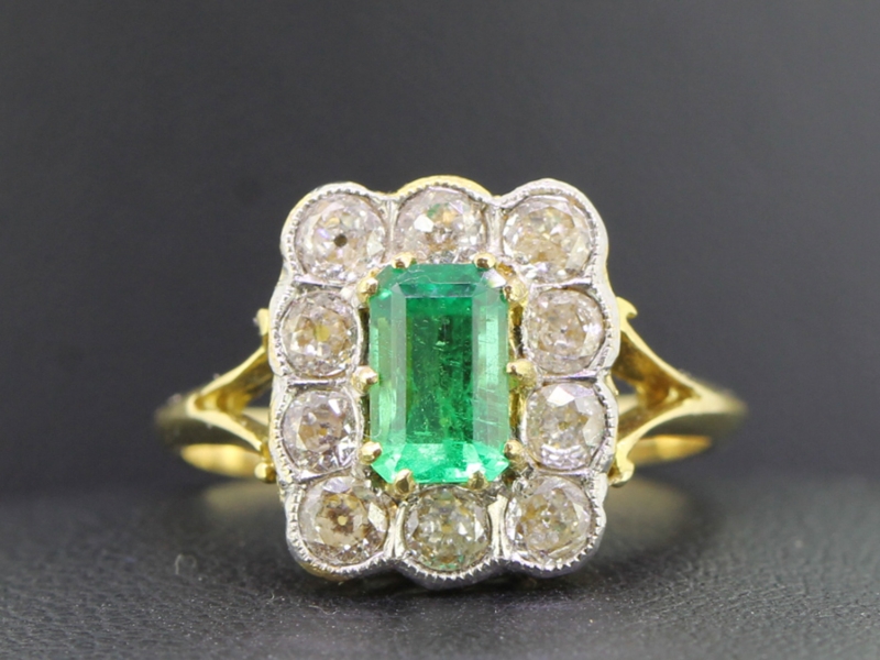 Stunning emerald and diamond 18 carat gold ring