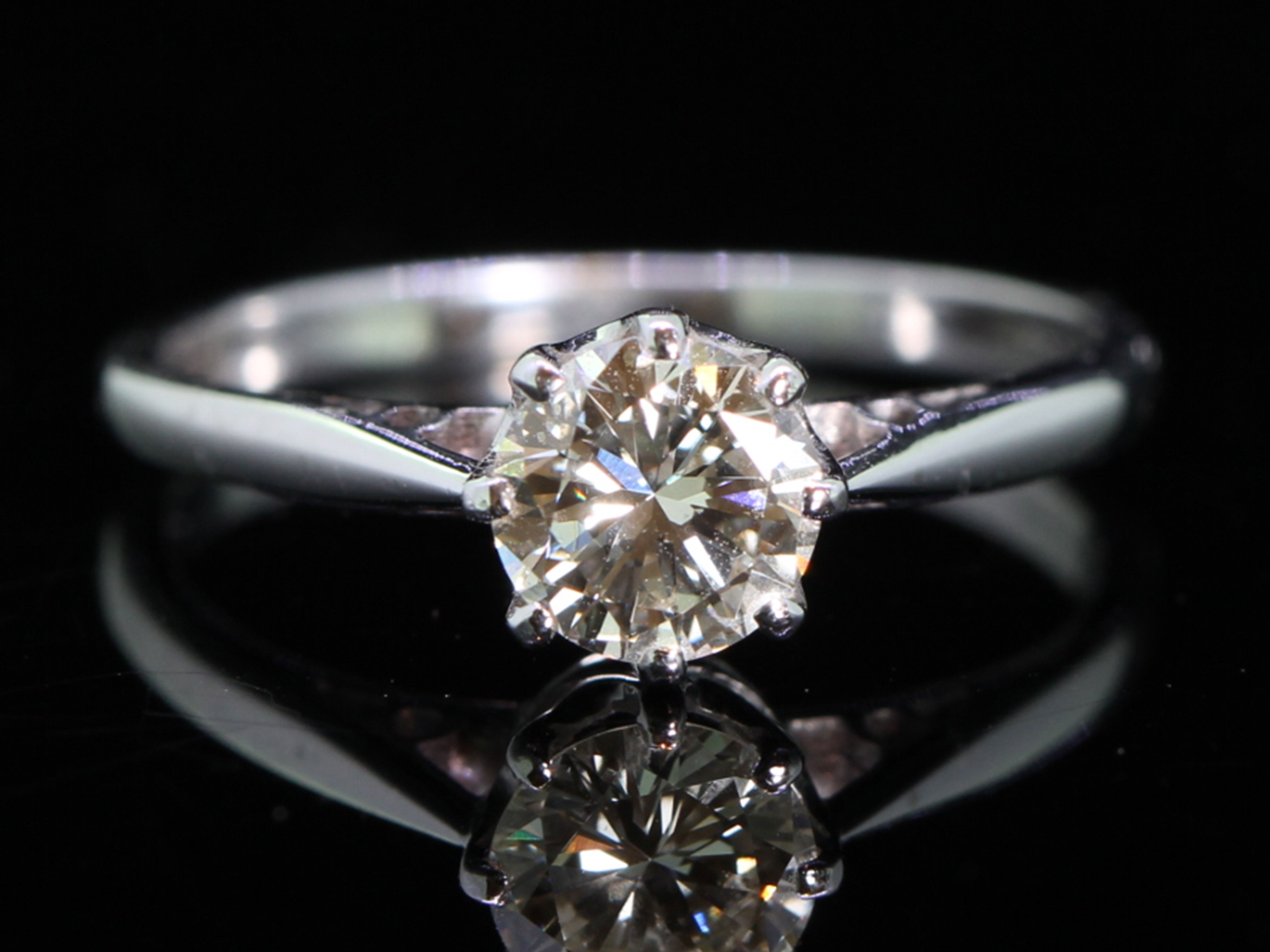 Breathtaking 18ct gold diamond solitaire ring 