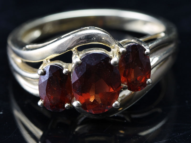 Lovely three stone garnet 9 carat gold ring