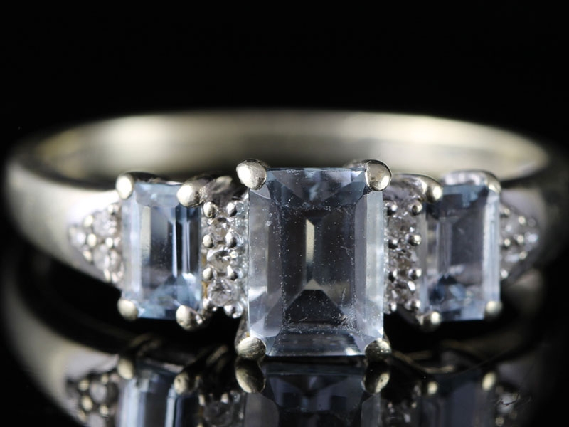  irresistable aquamarine and diamond 9 carat gold ring